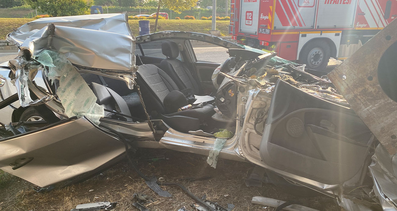Ataşehir’de direğe çarpan otomobil hurdaya döndü: 1 yaralı