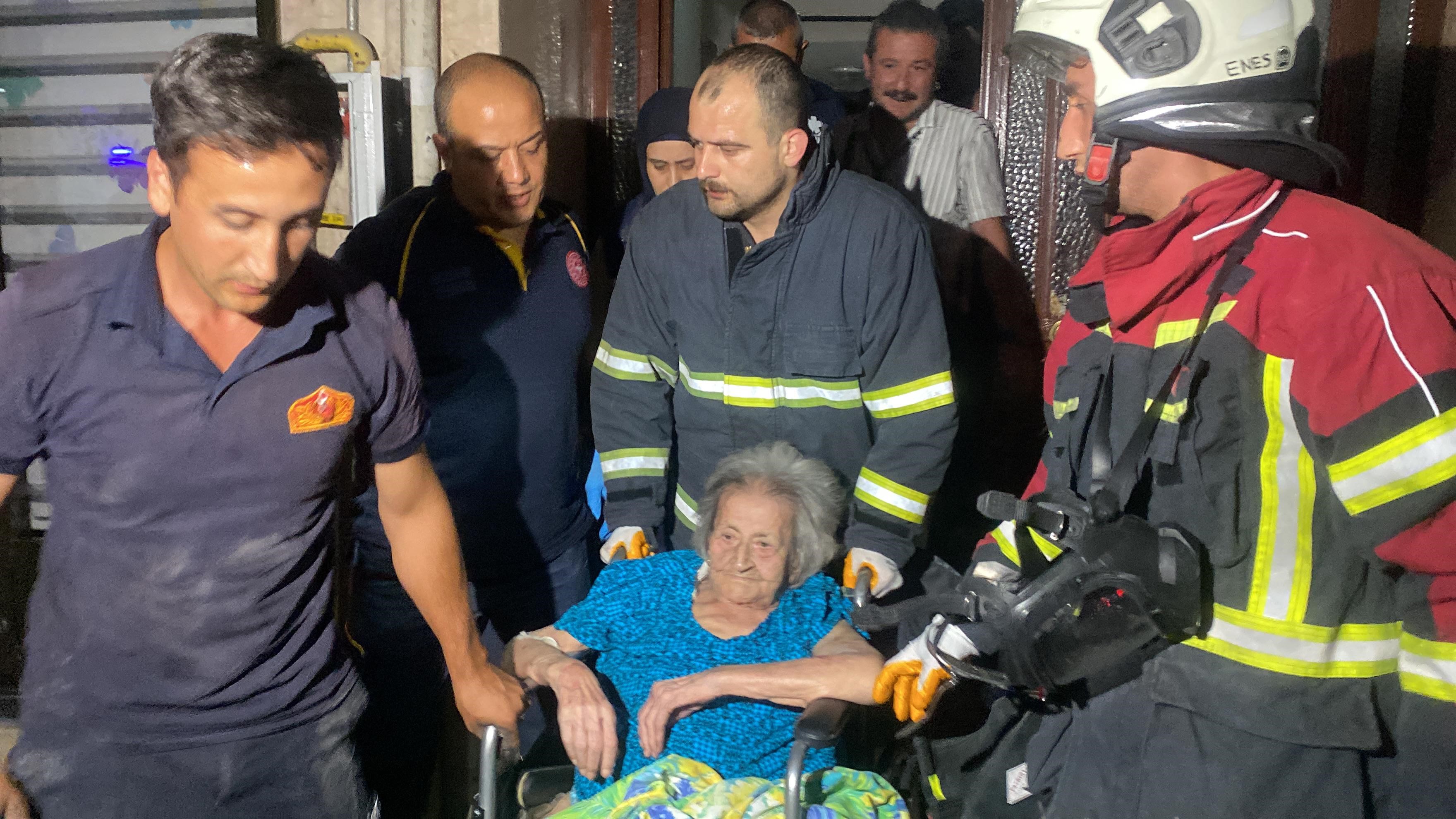 Uşak’ta korkutan ev yangını: 92 yaşındaki kadın dumandan etkilendi