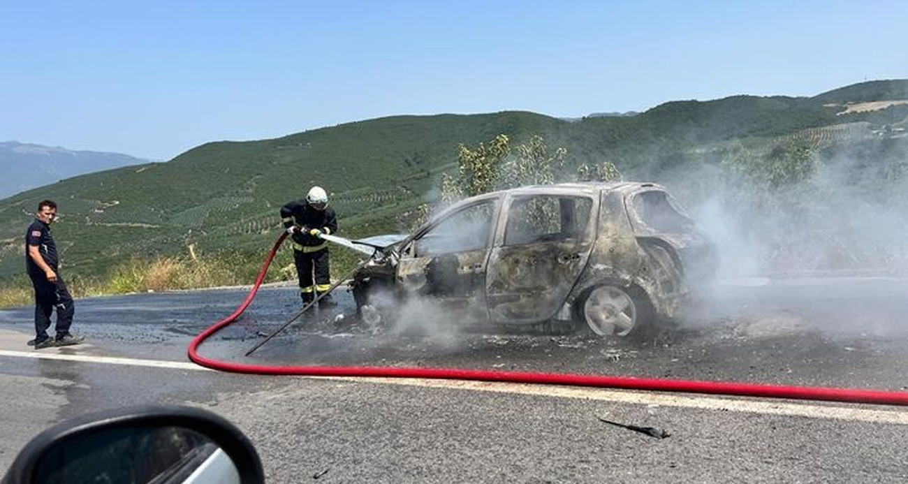 Seyir halindeki otomobil alev topuna döndü