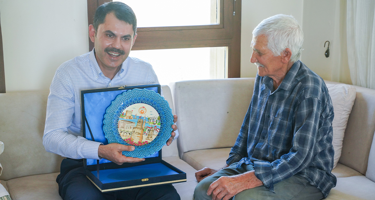 Murat Kurum, Manavgat yangınında evi hasar gören deniz çiftini unutmadı