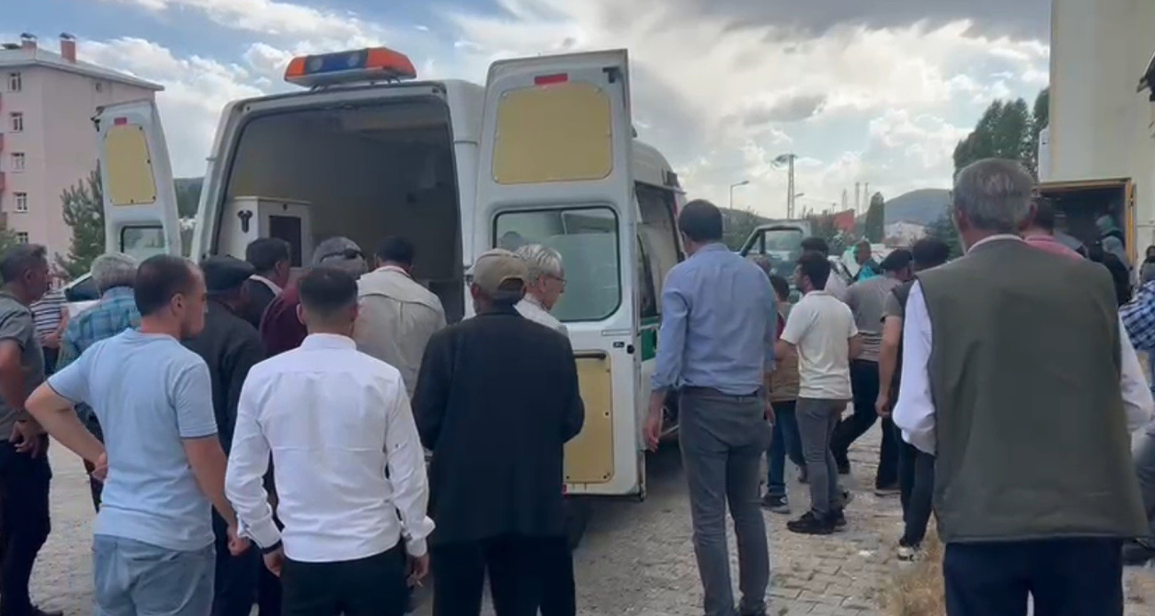 Kars’ta otobüs kazasında hayatını kaybedenlerin cenazeleri ailelerine teslim edildi
