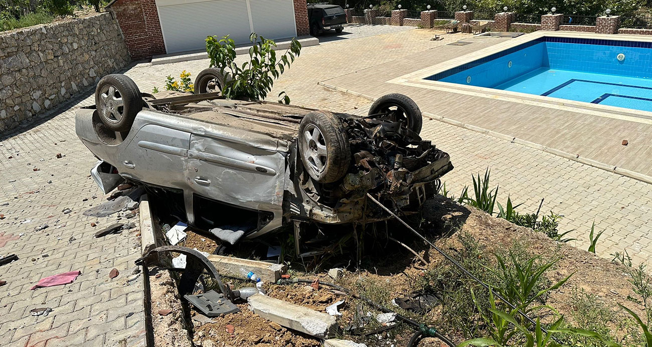 Köpeğe çarpmamak için manevra yaptı, otomobil 10 metre yükseklikten bahçeye uçtu: 6 yaralı