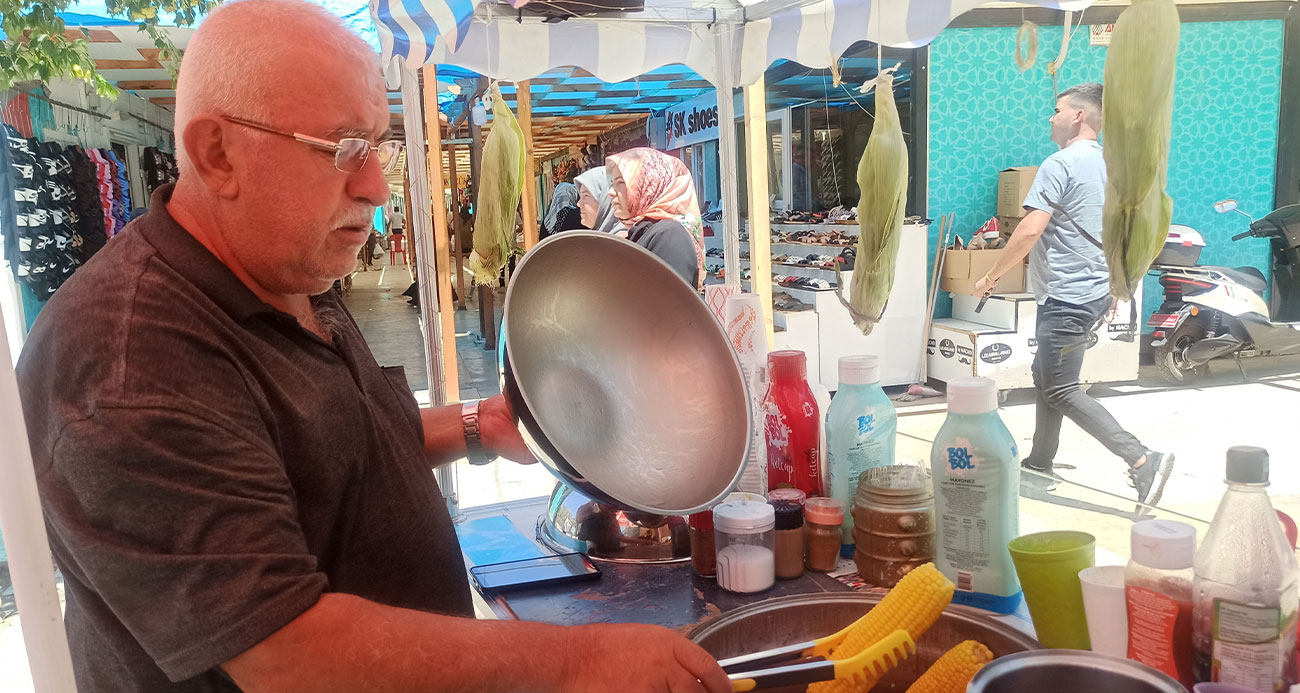 Depremde dükkanı yıkılan esnaf, mısır satmaya başladı