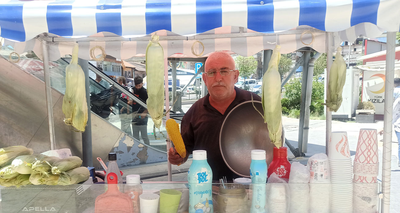 Depremde dükkanı yıkılan esnaf, mısır satmaya başladı