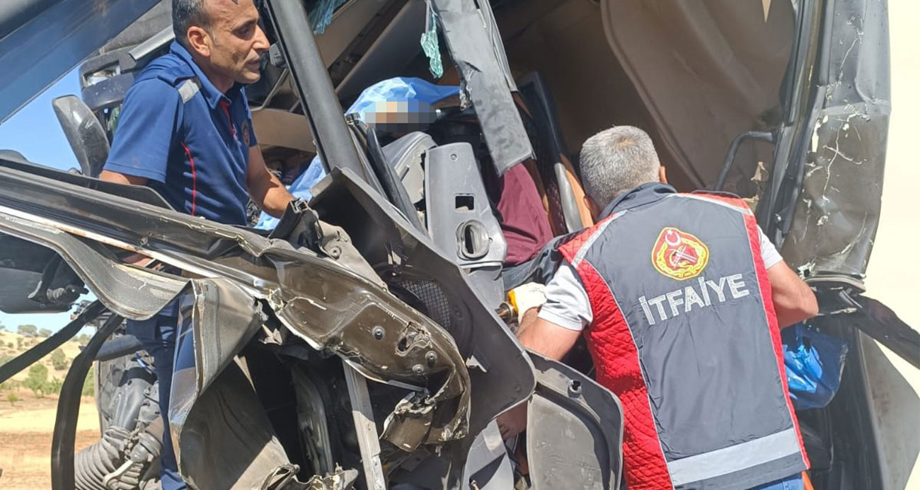 Mardin’de nakliyat kamyonu hafriyat tırına çarptı: 1 ölü, 2 yaralı