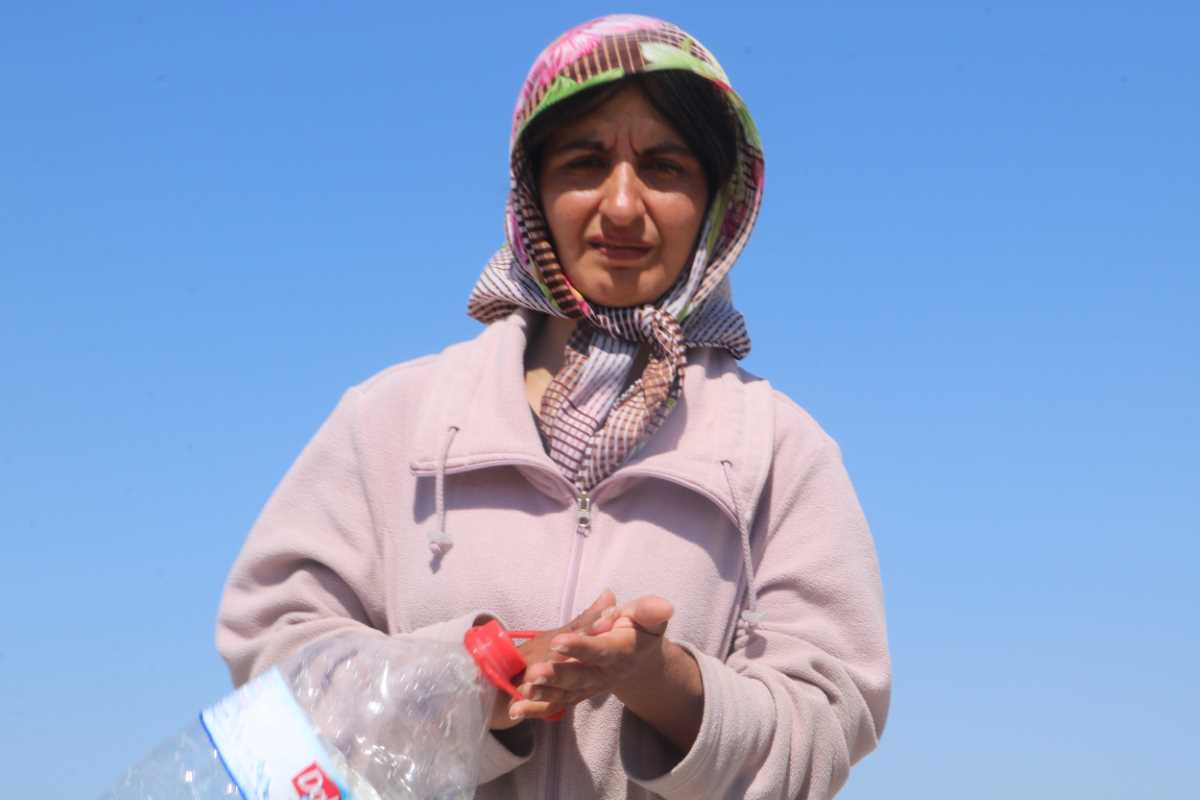 Depremde sevdiklerini kaybeden kadın her gün kabir ziyareti yapıyor