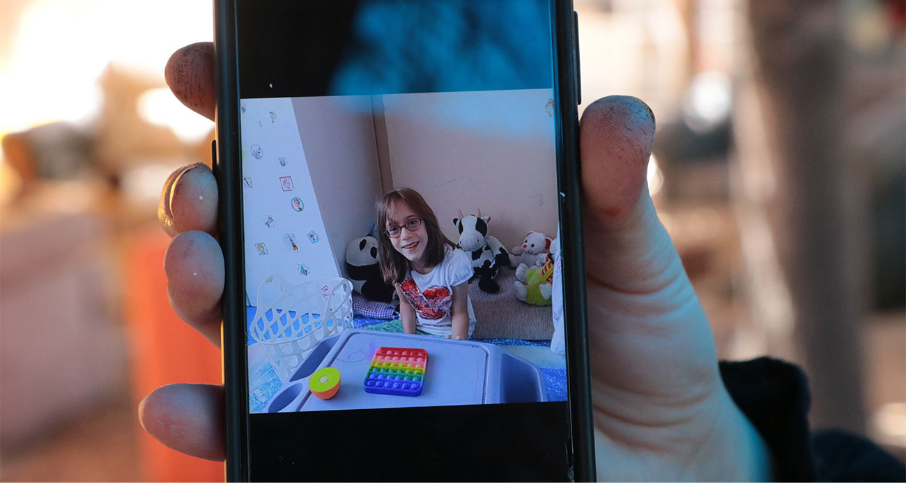 Kızının hatıralarını ararken, arkadaşının fotoğraflarını buldu