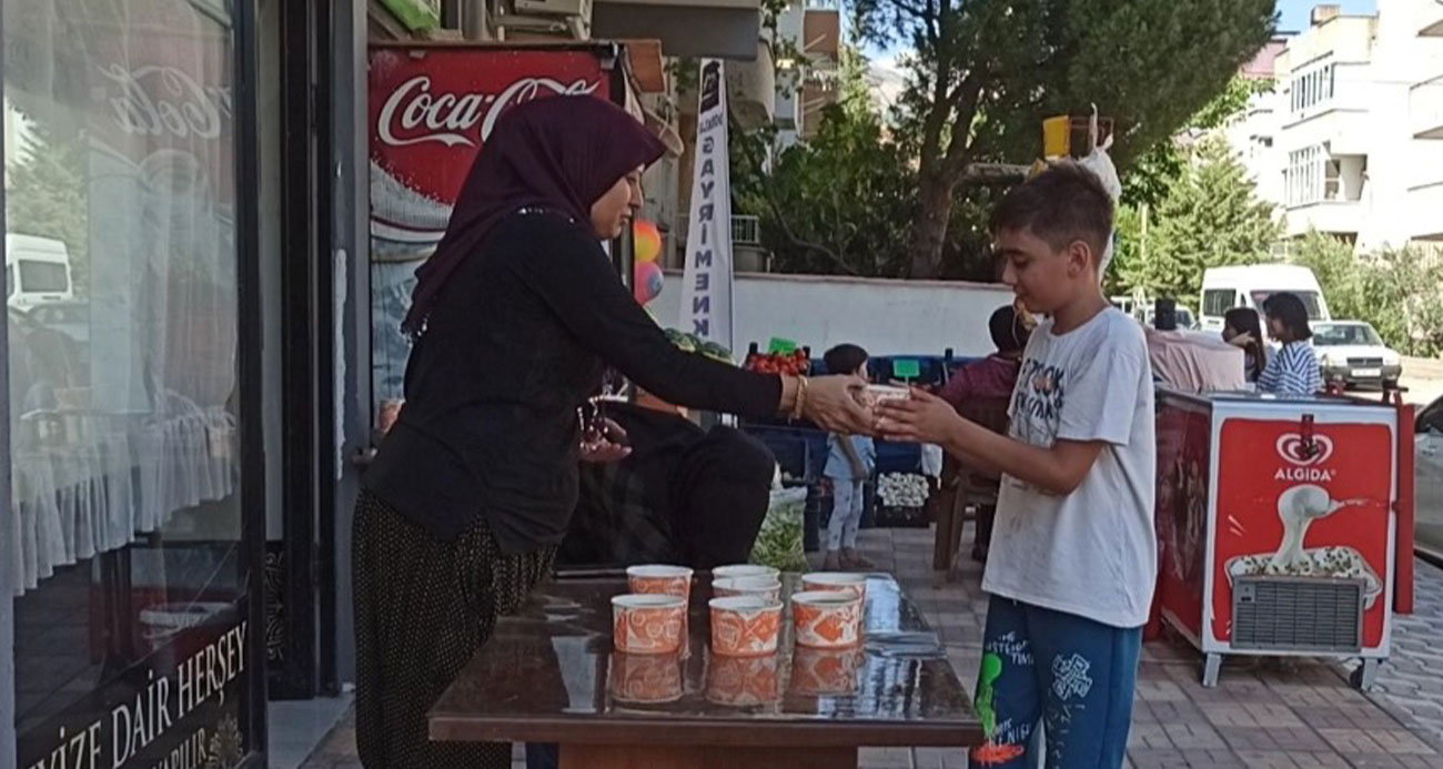 Depremde hayatını kaybedenler için aşure yapıp dağıttılar