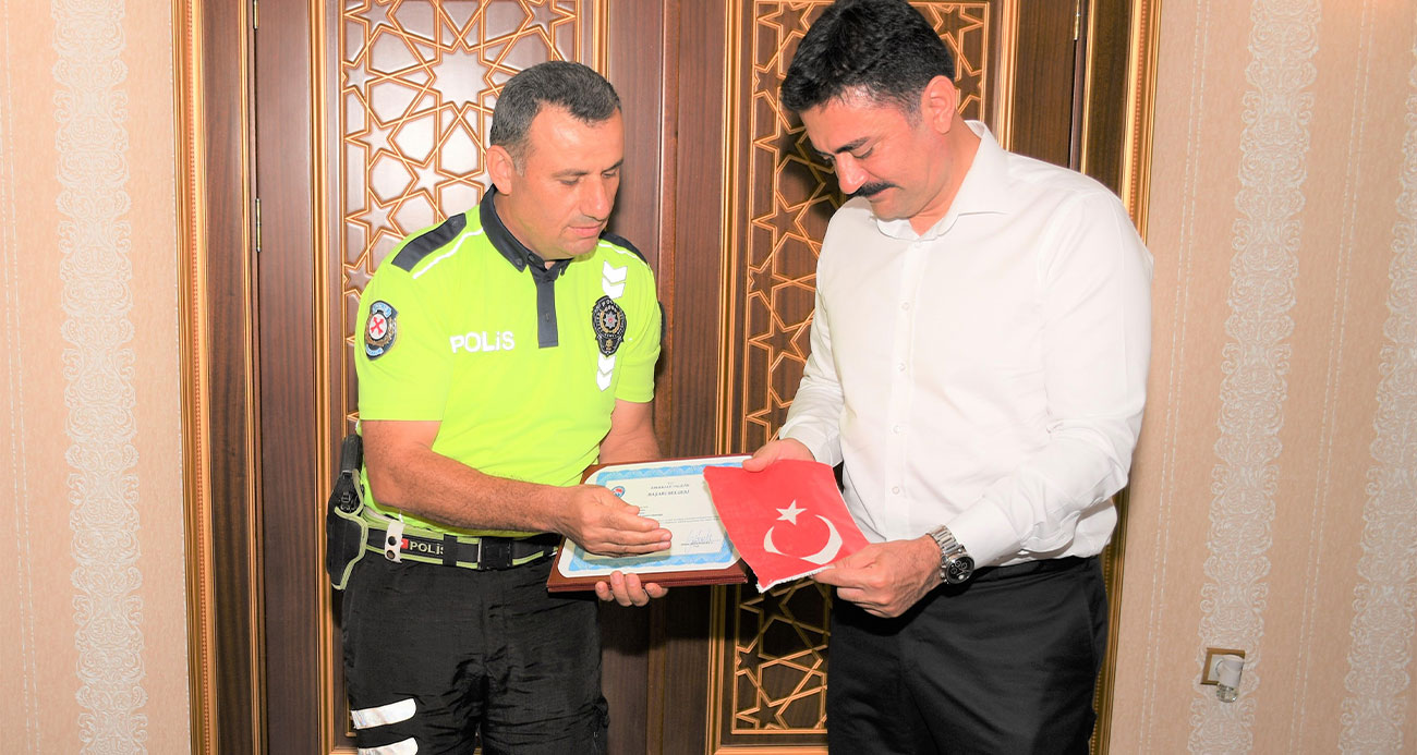 Türk bayrağını çöpten alan polis memuru ödüllendirildi