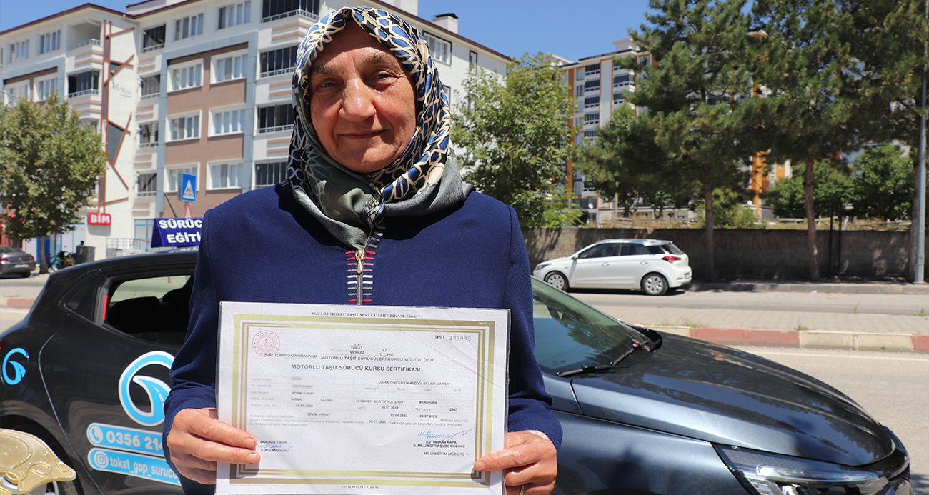 43 yıllık eşi için 67 yaşında ehliyet sınavına girdi
