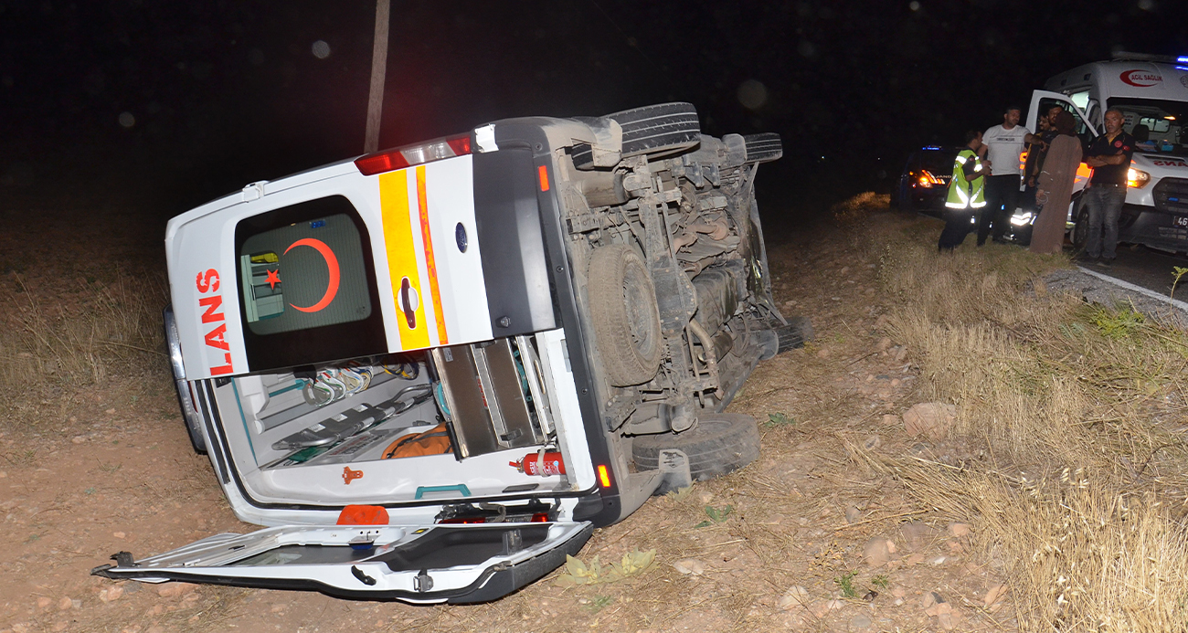 Ambulansın şarampole devrilmesi sonucu 5 kişi yaralandı