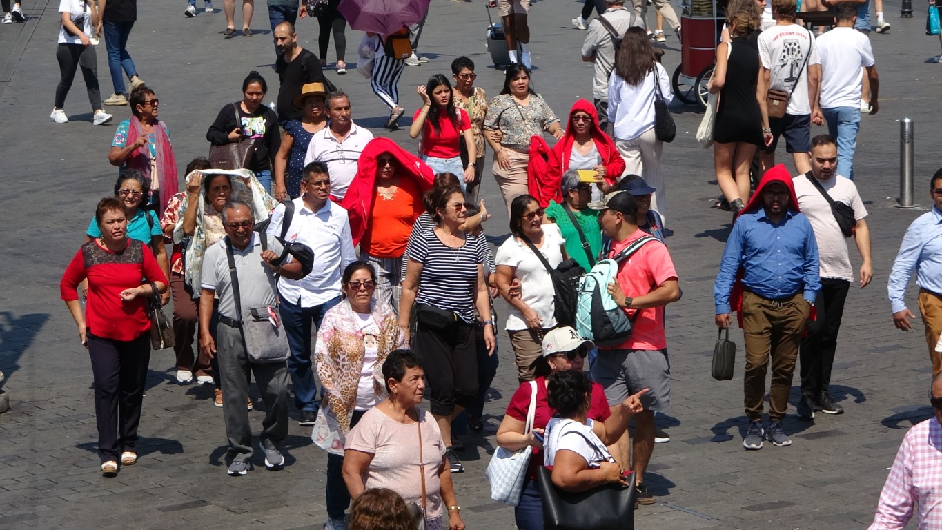 Taksim'e gelenlerin sıcak havayla imtihanı