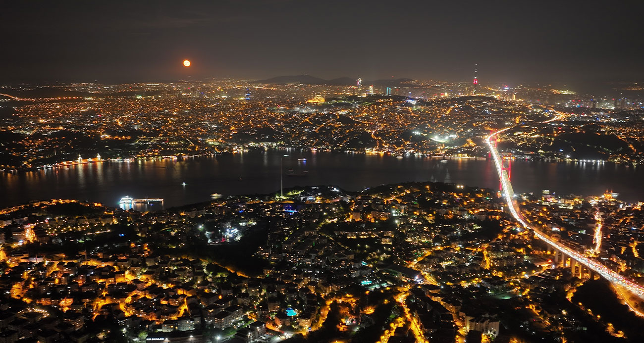 İstanbul’da hayran bırakan Süper Ay manzarası dron ile görüntülendi