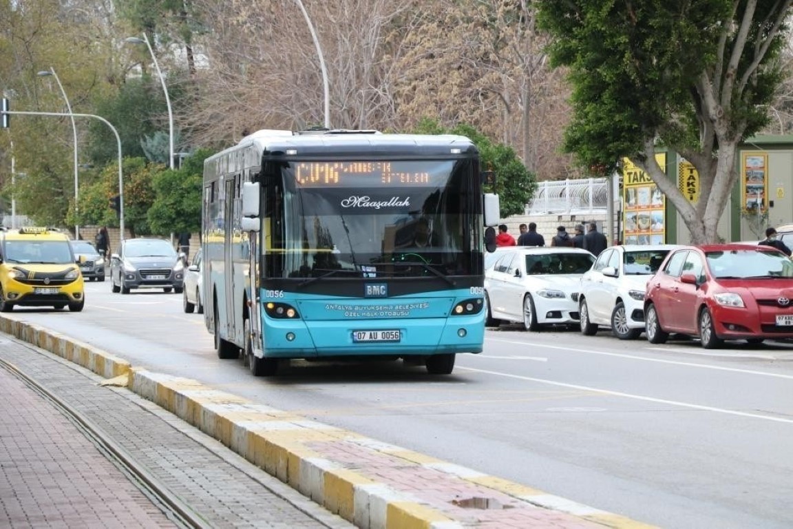 Antalya’da şoförsüz kalan toplu taşıma araçlarına dev afişler de çözüm olmadı