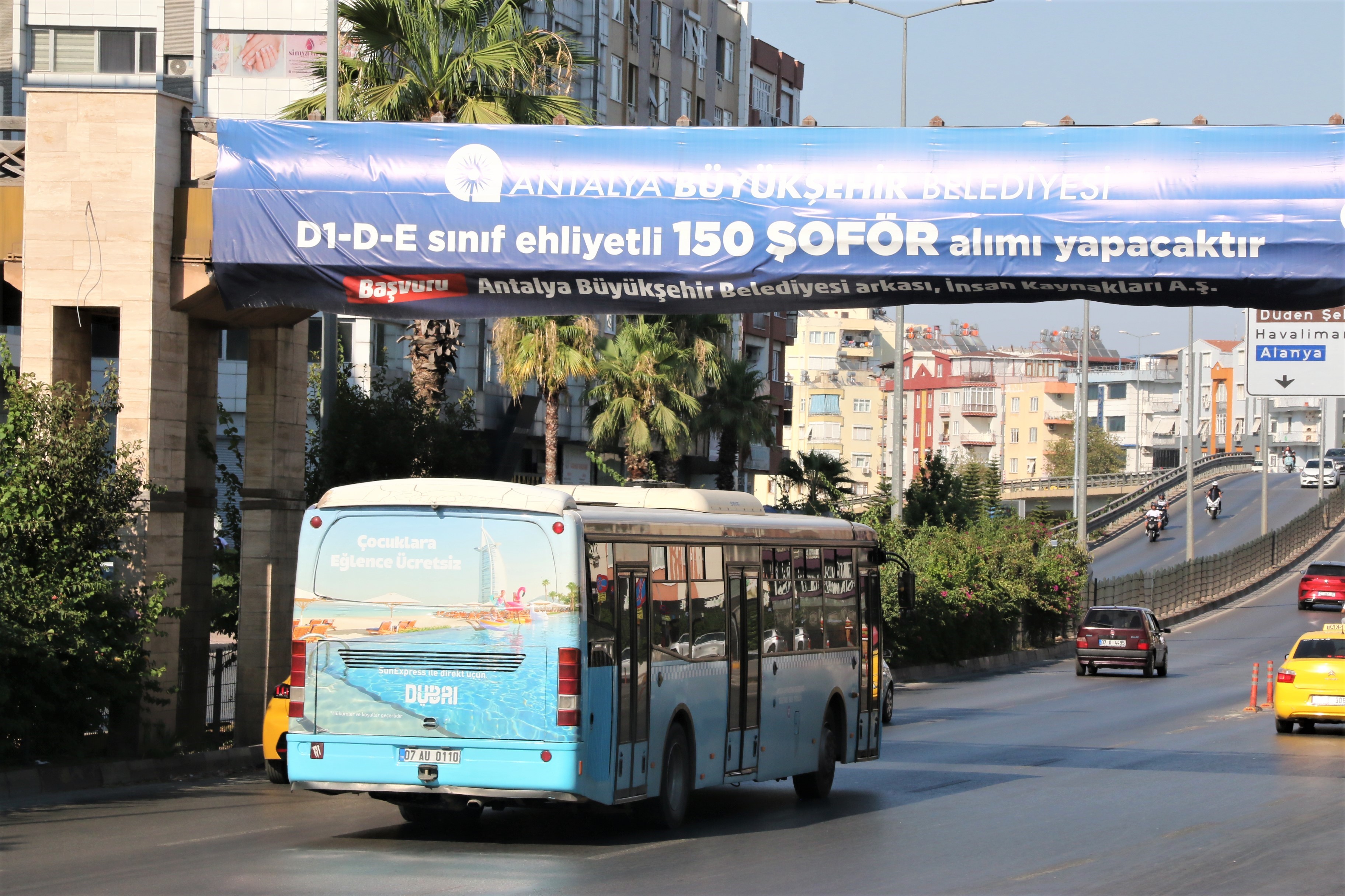 Antalya’da şoförsüz kalan toplu taşıma araçlarına dev afişler de çözüm olmadı