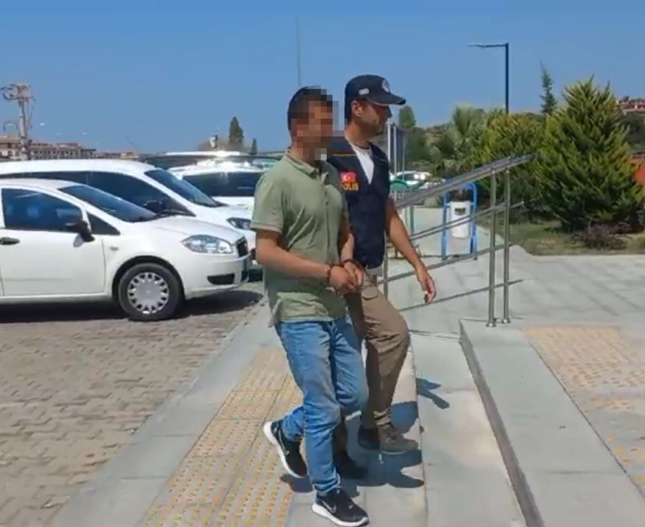 Çanakkale’de 55 kaçak göçmen ile 5 göçmen kaçakçısı yakalandı