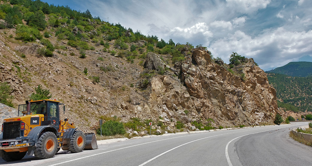 Gümüşhane’de yol kenarında felakete davetiye çıkaran devasa kayalar dağcılar tarafından düşürülüyor