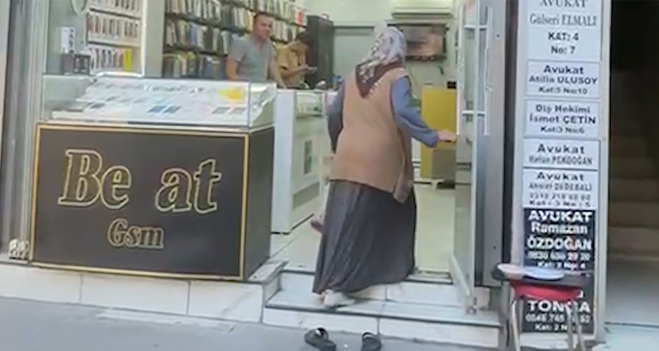 "Kirlenmesin" diye terliklerini çıkartarak iş yerine giren yaşlı kadın: "Kızarlar diye korkuyorum"