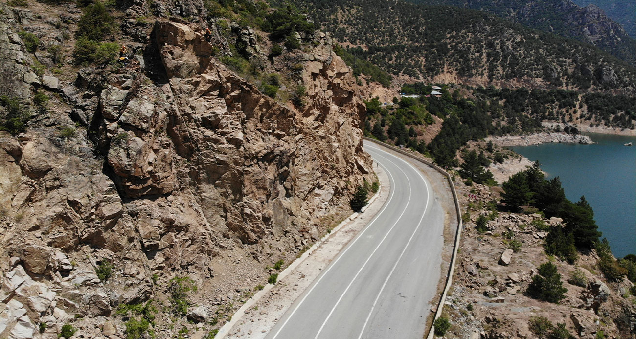 Gümüşhane’de yol kenarında felakete davetiye çıkaran devasa kayalar dağcılar tarafından düşürülüyor