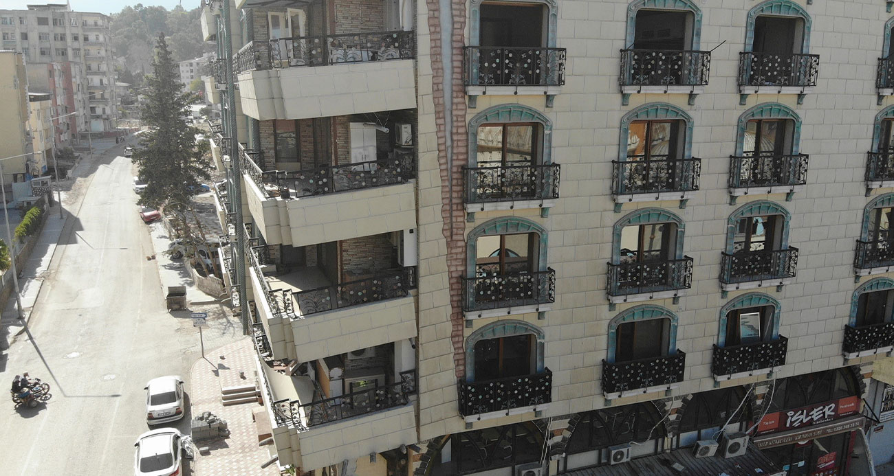 Deprem bölgesinde görünümüyle tedirgin ediyor ancak hikayesi bambaşka