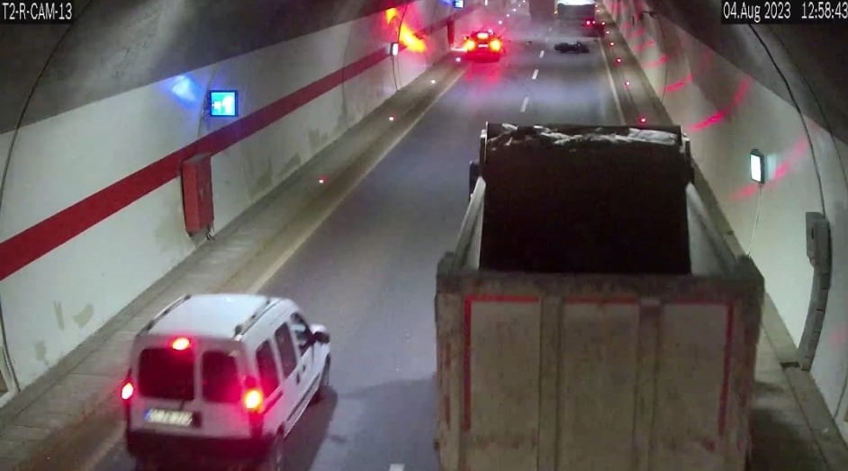 Tünel içinde hatalı sollama yapan kamyon kazaya sebep oldu