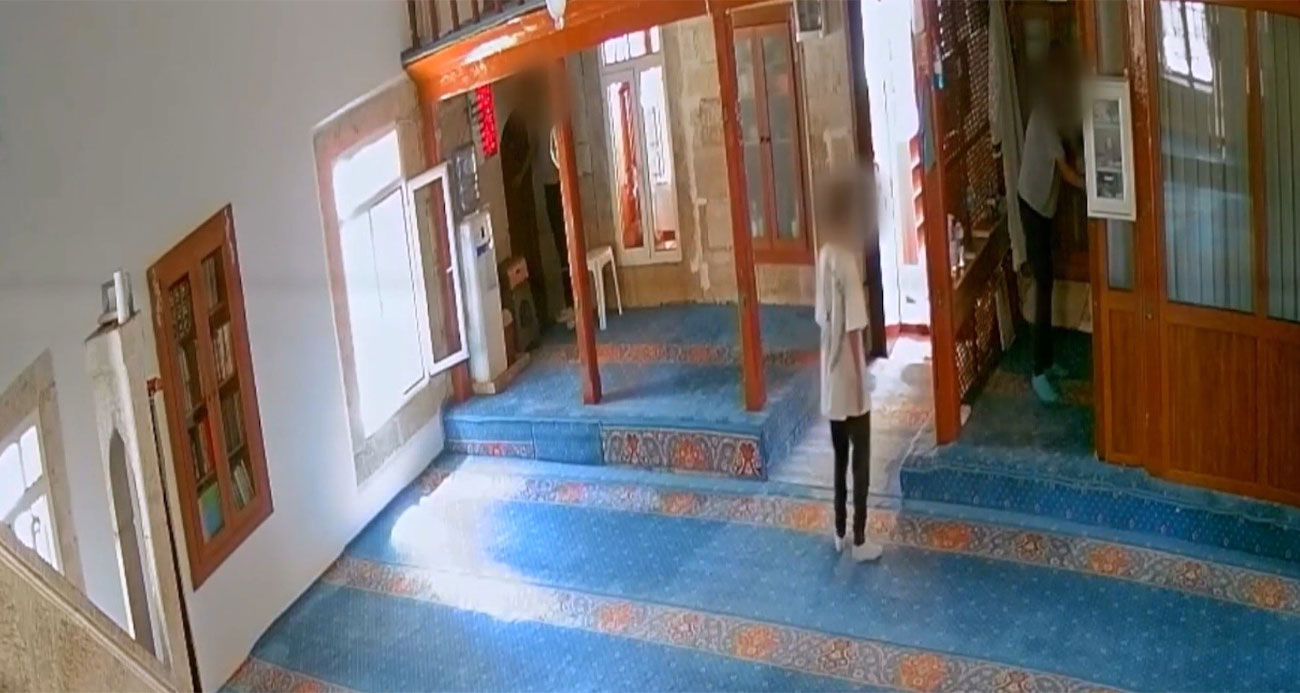 Camideki sadaka kutusunu çalan hırsızlar, halılar batmasın diye ayakkabılarını çıkardı