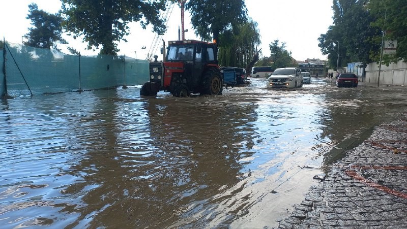 Sağanak yağış yolları göle çevirdi, ağaçları devirdi