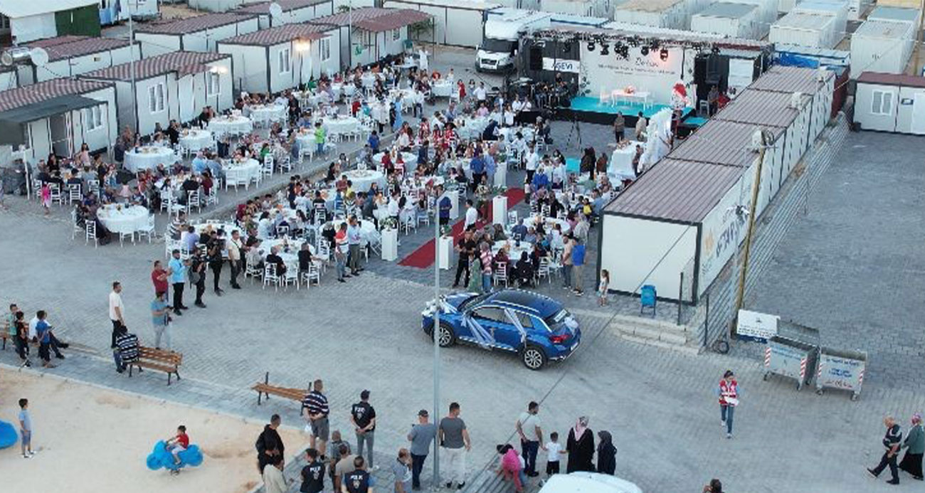 Depremzede çiftin nikah töreni konteyner kentte gerçekleşti