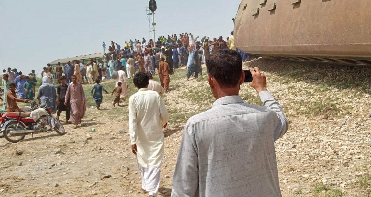 Pakistan'da tren raydan çıktı: 22 ölü