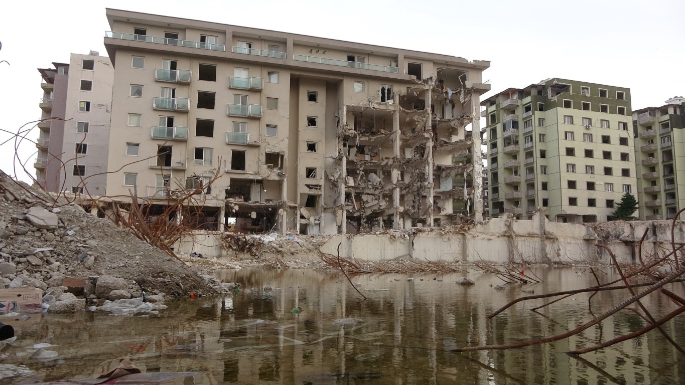 Yüzlerce kişiye mezar olan Rönesans Rezidans’ın son bloğu da yıkıldı