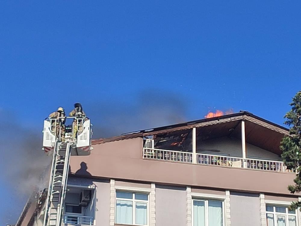 Küçükçekmece’de ’tuşlu telefon alınmasına kızdı’ evi yaktı