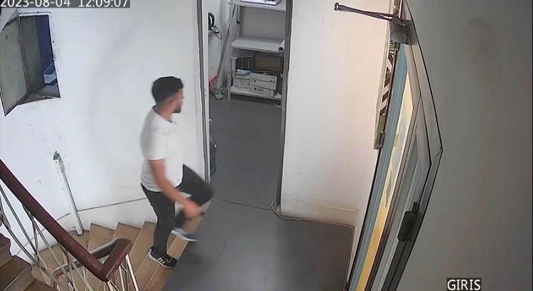 Beyoğlu’nda film gibi olay: Kargocu yalanıyla paketleri toplayıp çaldılar