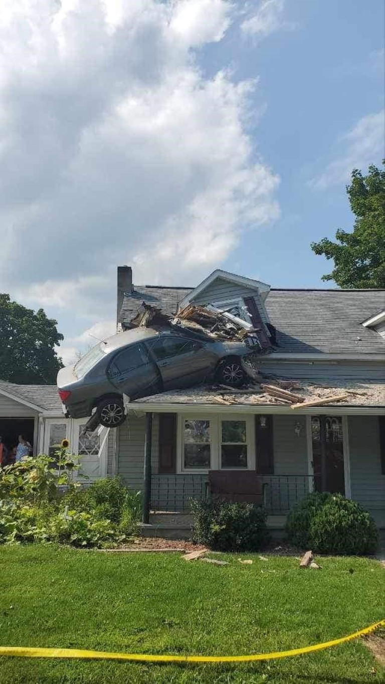 Otomobil evin ikinci katına saplandı