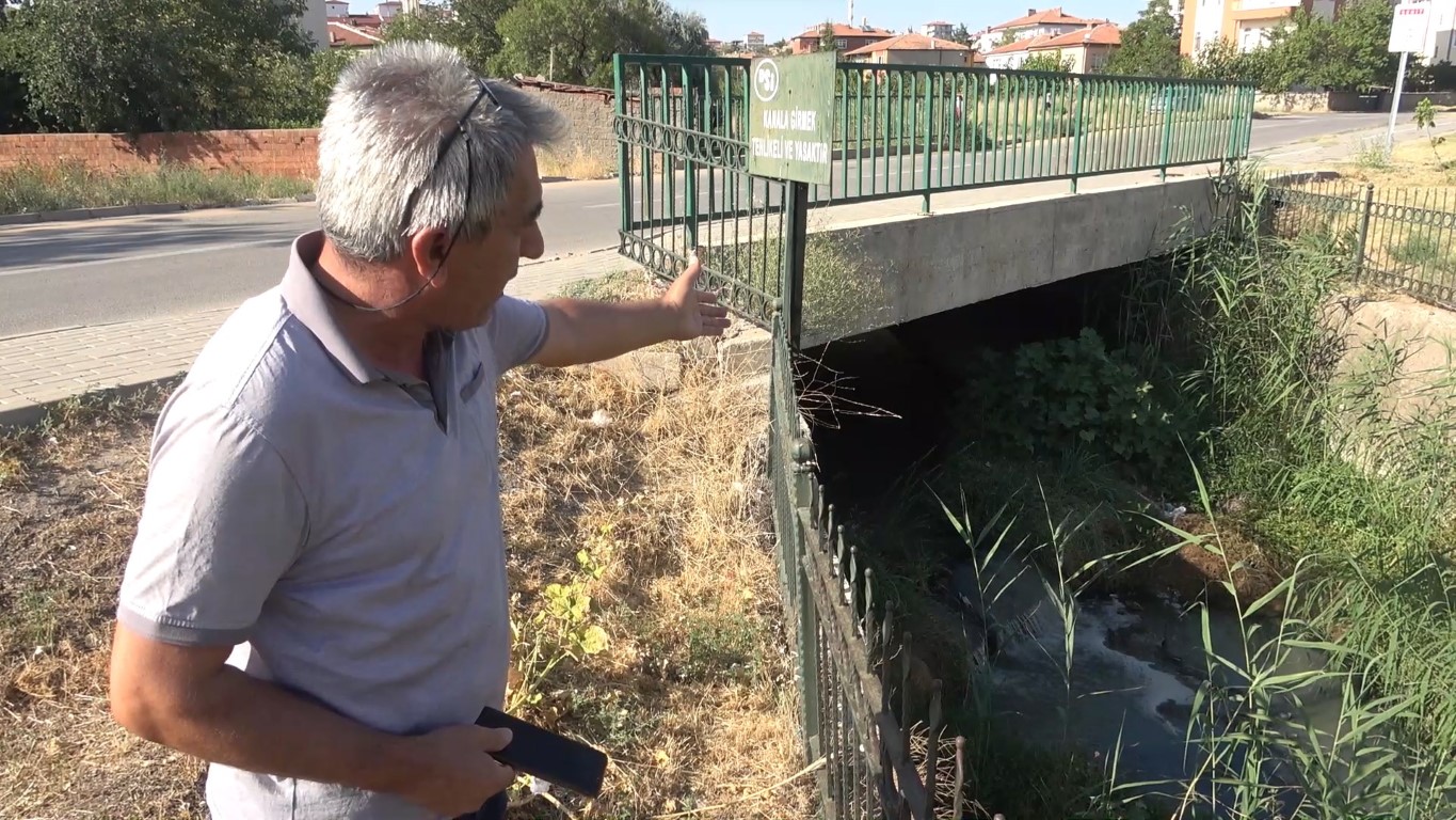 Lağım kokusu mahalleyi sardı, vatandaşlar isyan etti: Burunlarını kapatarak tepki gösterdiler