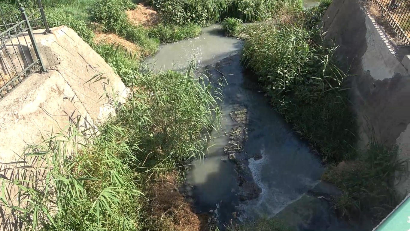 Lağım kokusu mahalleyi sardı, vatandaşlar isyan etti: Burunlarını kapatarak tepki gösterdiler