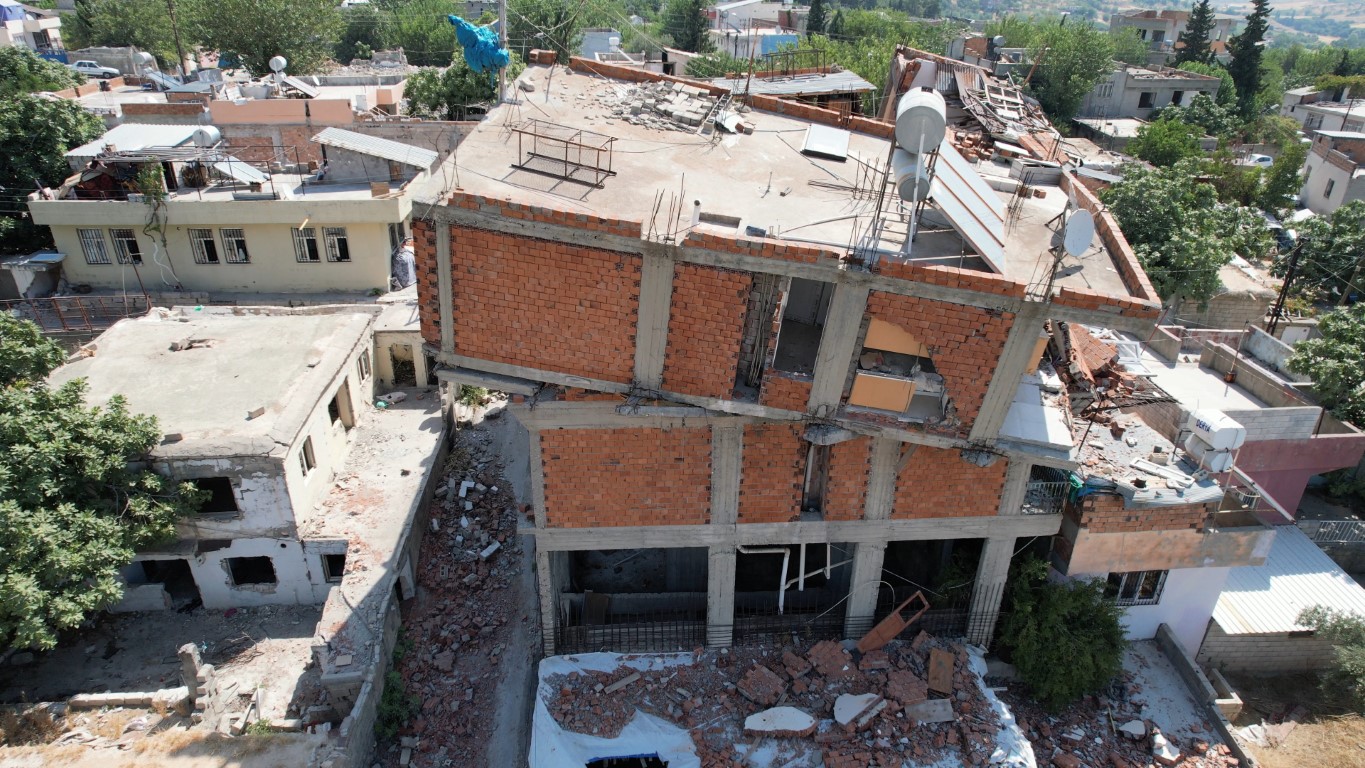 Depremde ara katı yıkılan ve ekseni kayan bina korkutuyor