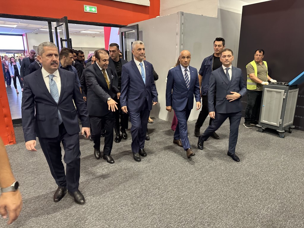 Ticaret Bakanı Bolat: “Üretimin ve yatırımın yanında yer alacağız”