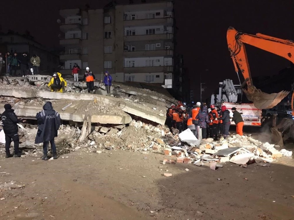 21 kişiye mezar olan Gölgeler Apartmanı’nın betonunda dere kumu ve çakıl kullanılmış