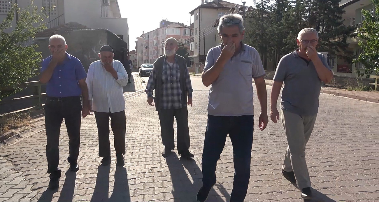 Lağım kokusu mahalleyi sardı, vatandaşlar isyan etti: Burunlarını kapatarak tepki gösterdiler