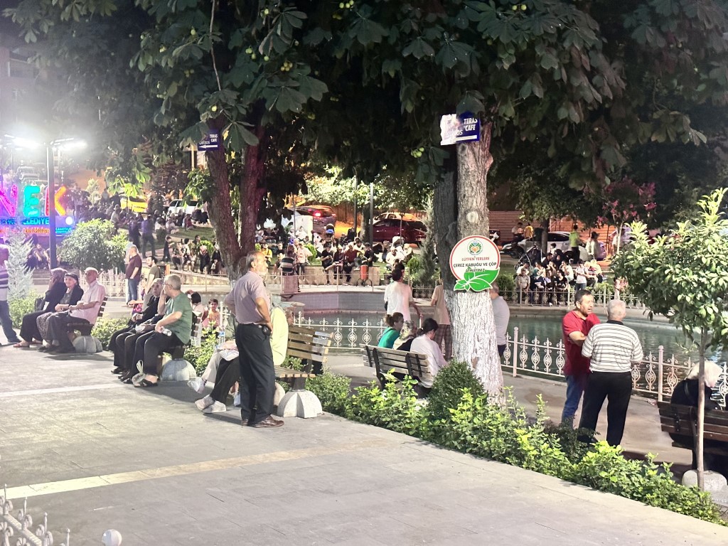 Malatya’da deprem sonrası büyük korku yaşayan vatandaşlar parklara akın etti