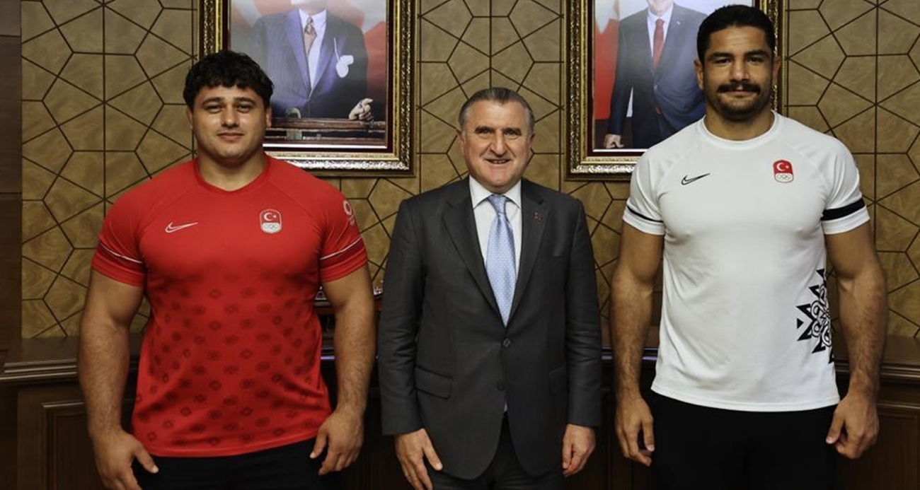 Bakan Bak milli güreşçileri kabul etti