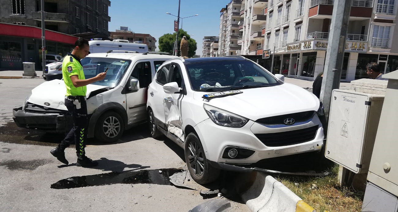 Adıyaman’da 2 araç çarpıştı: 3 yaralı
