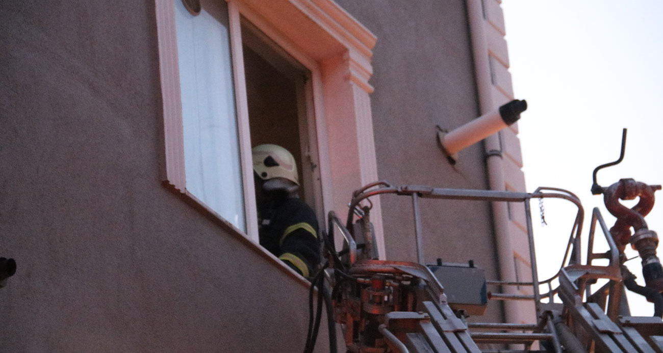Burdur’da ocakta unutulan yemek evi yakıyordu, 2 kişi dumandan etkilendi