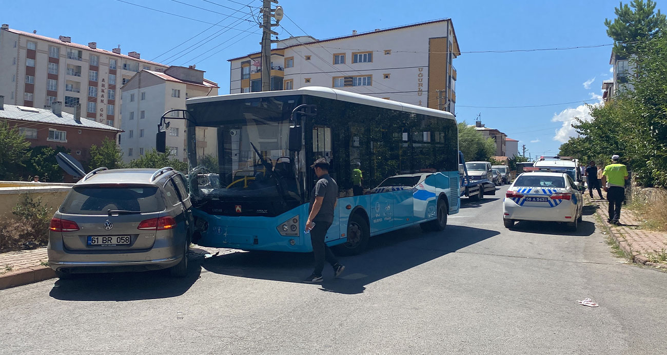 Halk otobüsü ile otomobil çarpıştı: 8 yaralı