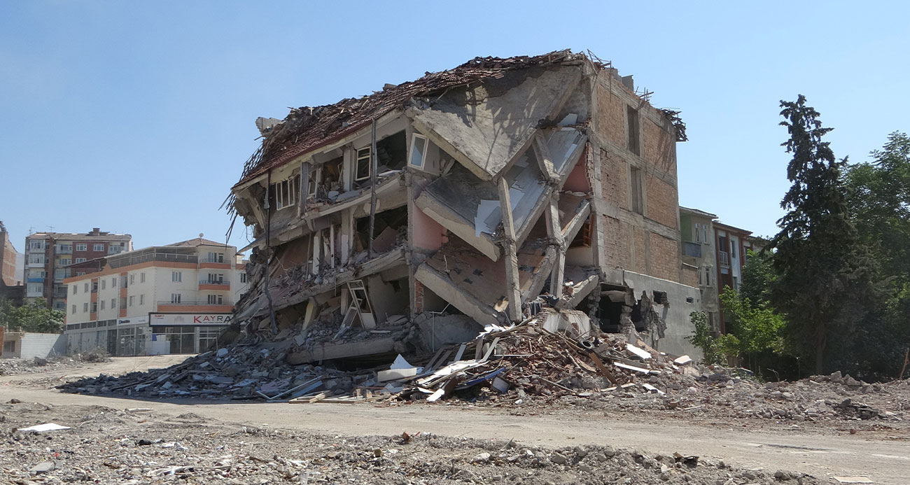 1 günde üç depremle sarsılan Malatya’da ağır hasarlı binaların yıkımlarına hız verildi