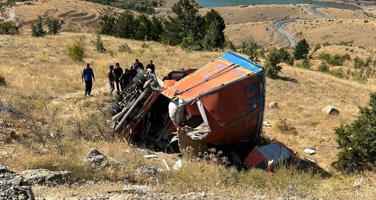 Freni patlayan kamyon şarampole devrildi: 2 ölü, 2 yaralı