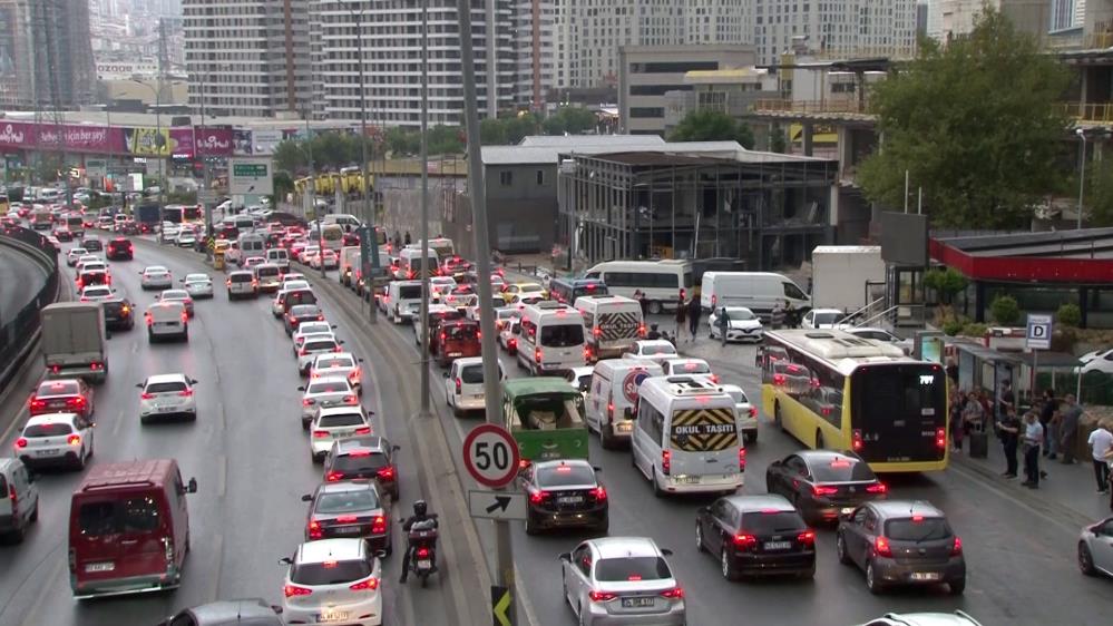 Haramidere’de E-5 karayoluna giren bina milyonlarca insana trafik çilesi oluşturuyor