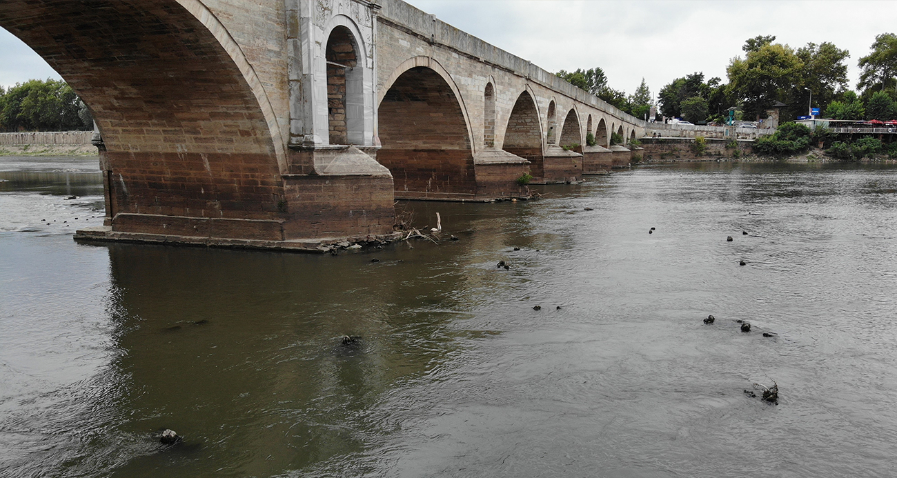 Meriç Nehri’ni kuraklık vurdu: Tarihi ahşap köprünün ayakları gün yüzüne çıktı