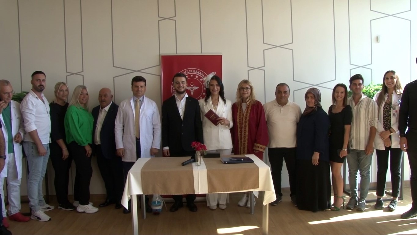 Damat taburcu olamayınca nikah hastanede kıyıldı