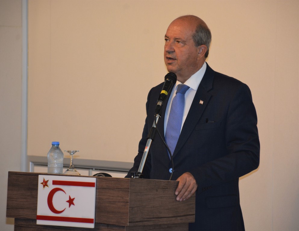 Yapay zeka tabanlı eğitmen Ai. Prof. DUX, ders başı öncesinde gerçek dünya ile tanıştı